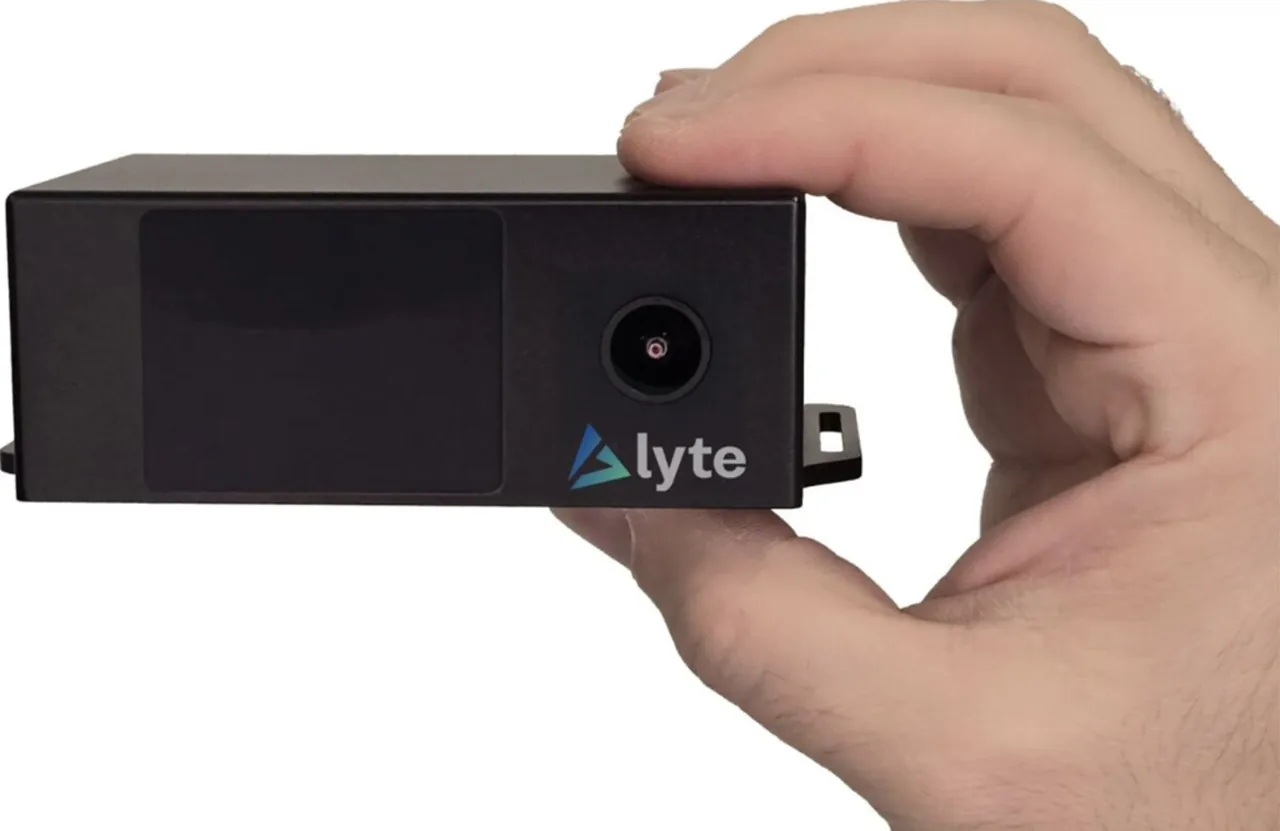 LyteVision 模组的爆炸视图，展示其堆叠的感知层：4D 视觉、RGB 成像与在边缘端集成的 IMU