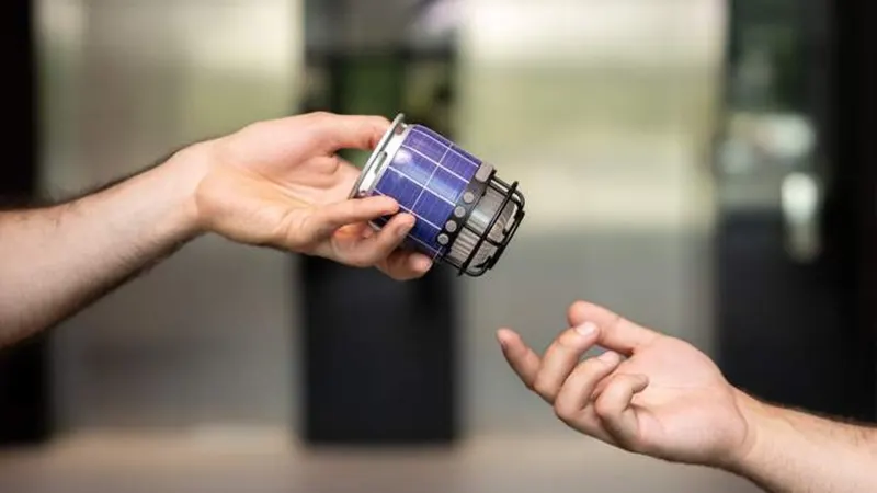 SYUL: Solar Powered 15,000mAh Power Bank with LED & Speaker