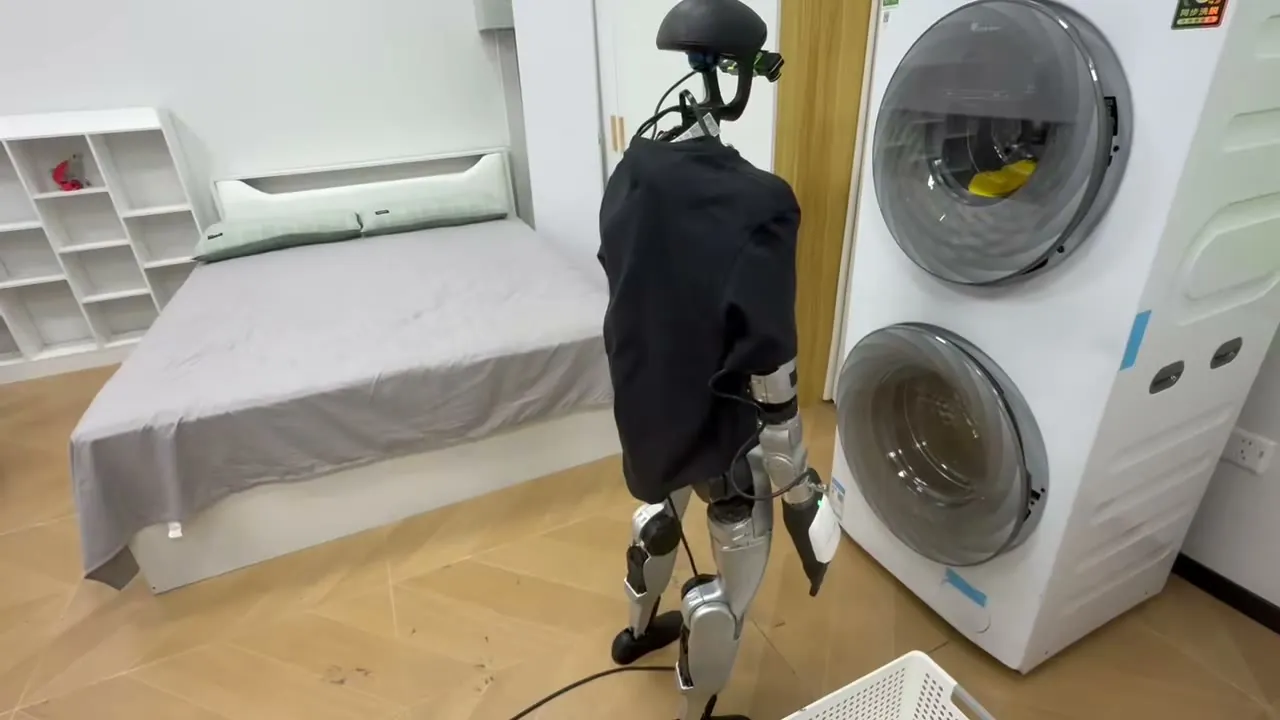 G1 站在洗衣机前执行 pick_clothes_from_washing_machine 任务的外视角帧