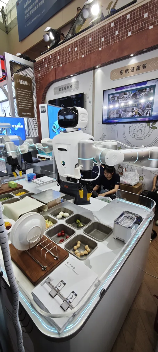 China Eastern Health Meal Robot