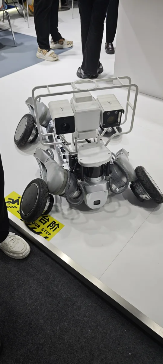 Wheeled Robot with Manipulator Arm