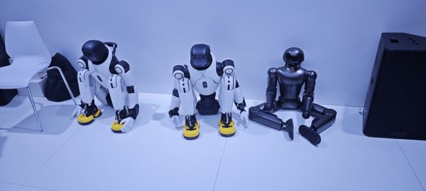 Figure 01 轮式半人形机器人