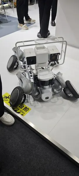 Wheeled Robot with Manipulator Arm