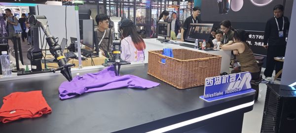 西湖机器人展台机械臂