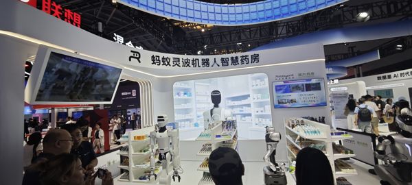 蚂蚁灵波机器人智慧药房展台