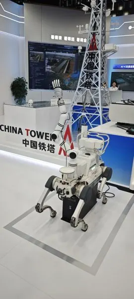 China Tower Wheeled Robot with Arm