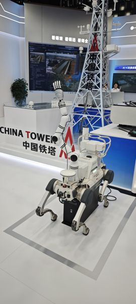 中国铁塔轮式机械臂机器人