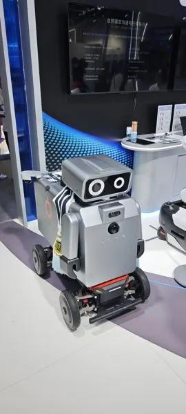 Yunji Technology Wheeled Service Robot