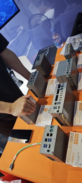 宇树科技机器人控制模块展台