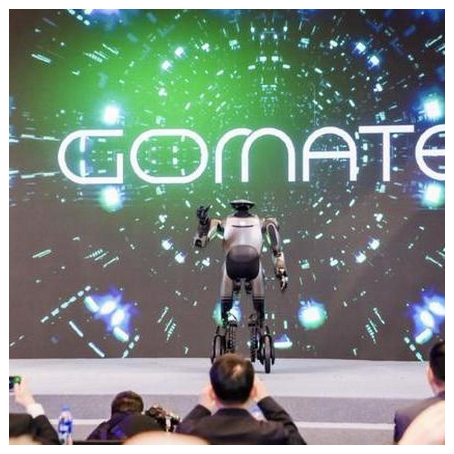 广汽 GoMate 人形机器人