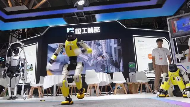 上海AI展会人形机器人跳舞叠衣服