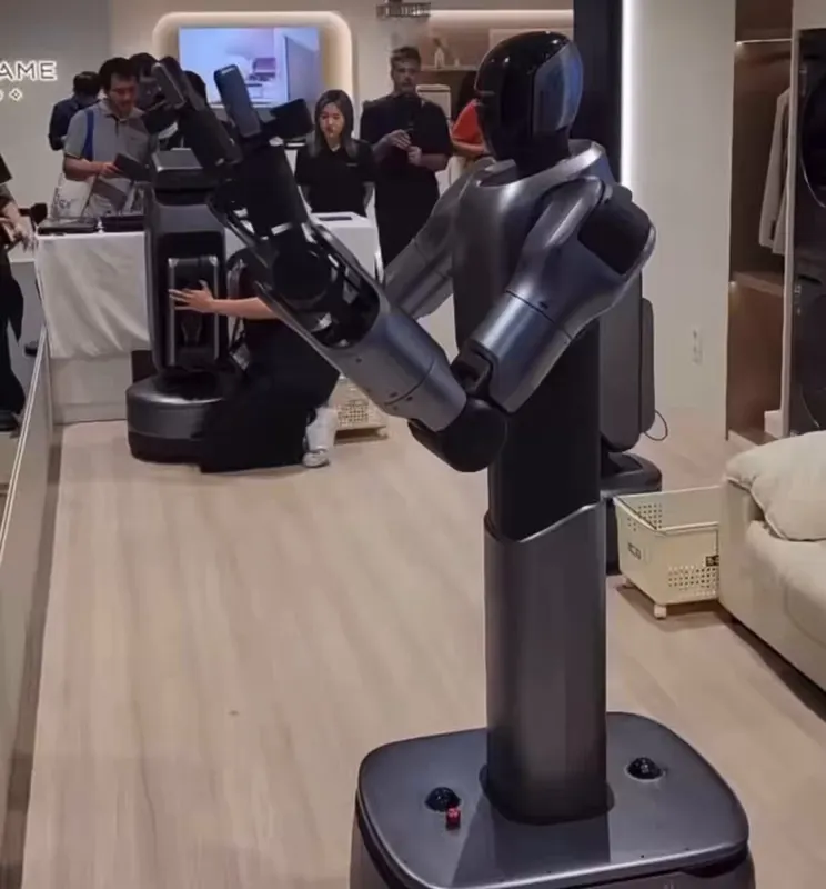 China's Dream ECHO P1: Wheeled Humanoid for Home and Elder Care