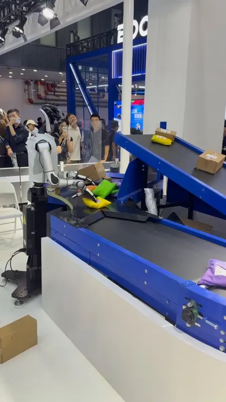 RobotEra Showcases Package Handling Demo at WRC