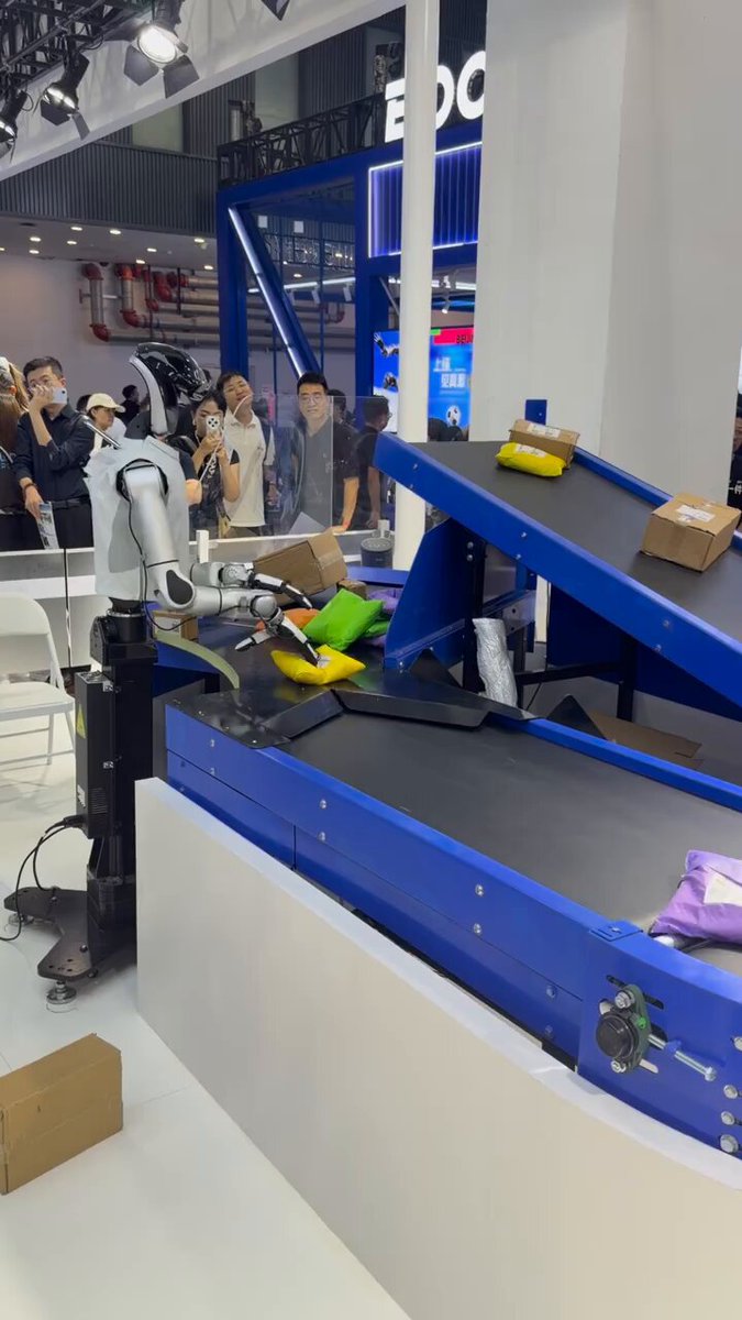 RobotEra Showcases Package Handling Demo at WRC