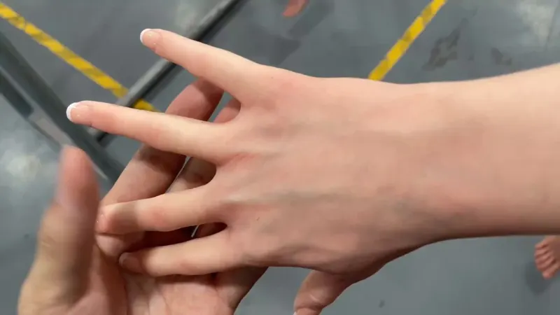 WSGDOLL bionic hand shows lifelike detail down to visible veins
