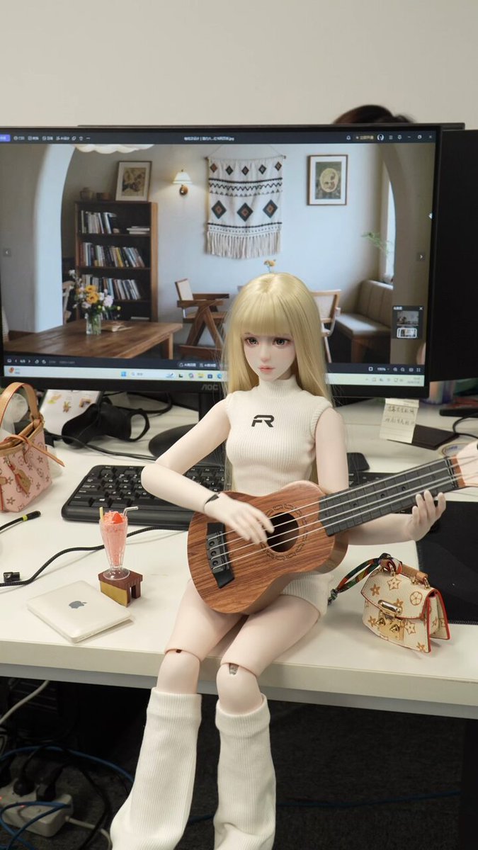 60cm Robot Girl Learns to Play Guitar