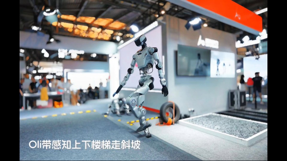 LimX 全尺寸人形 Oli:WAIC 现场自主上下坡楼梯