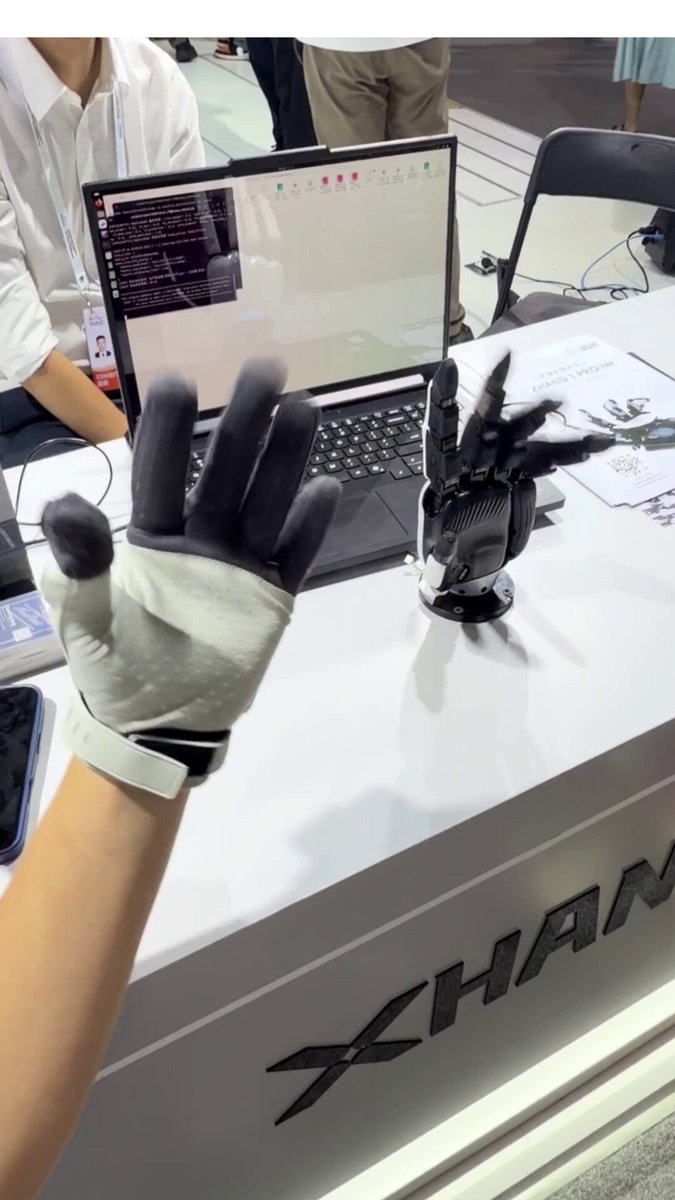 Robotera用MANUS手套遥操作XHAND灵巧手