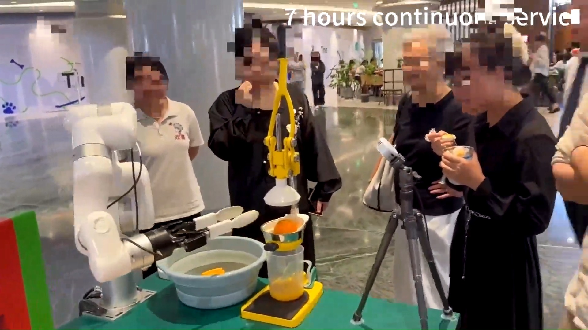 机器人连续7小时商场榨汁服务