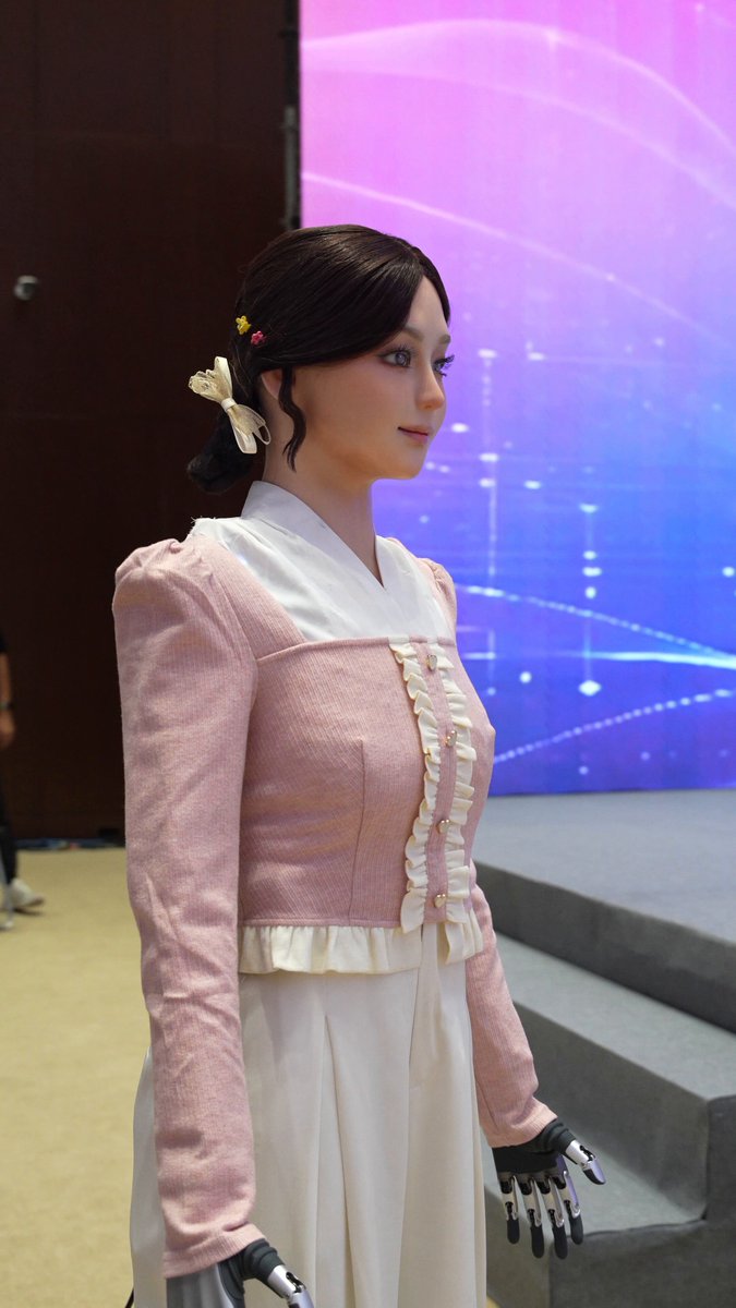 Android robot Moya by DroidUp at WAIC