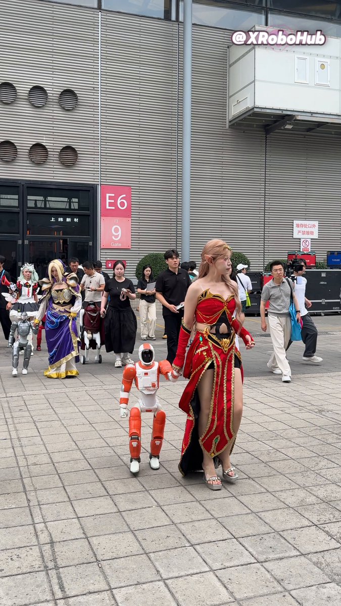 人形机器人亮相ChinaJoy