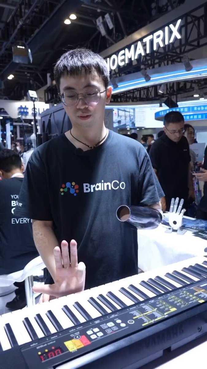 BrainCo demos smart bionic hand at WAIC