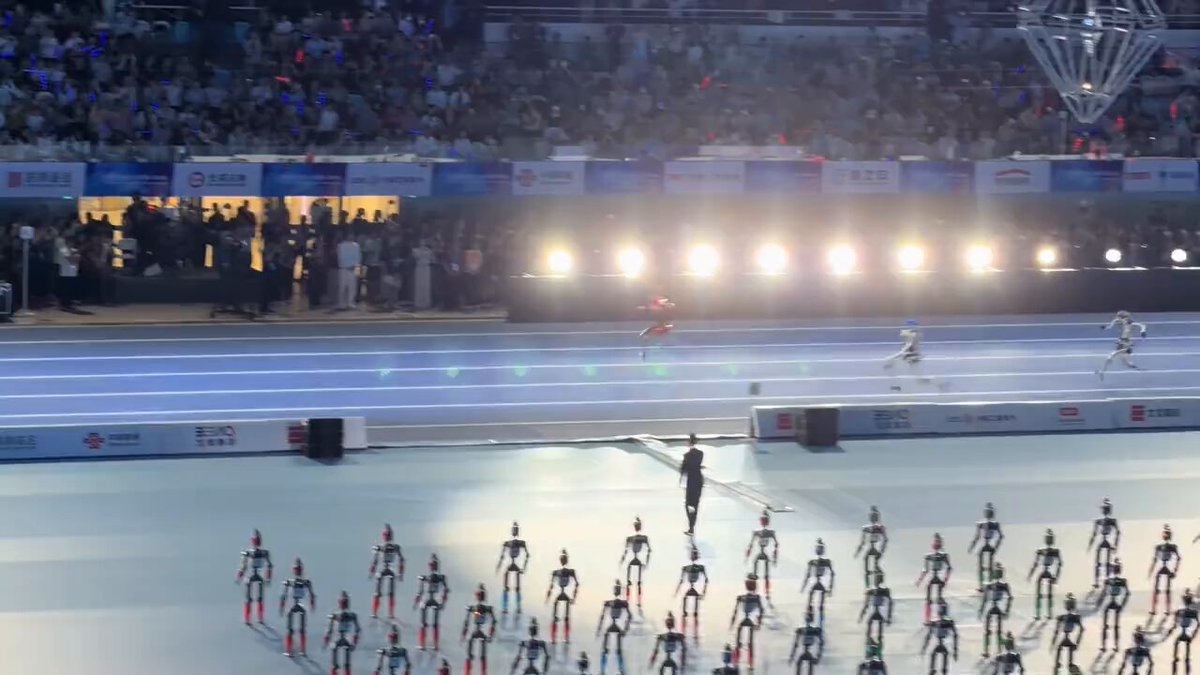 Tiangong Ultra runs 9.39s 100m at Humanoid Robot Games