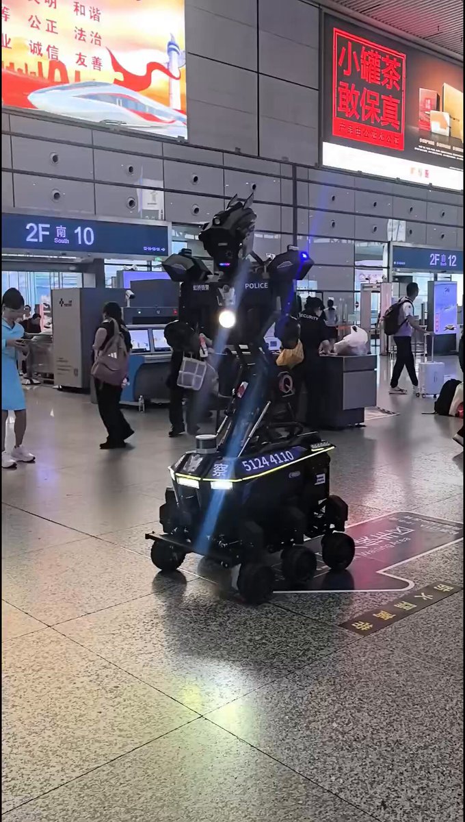 中国轮式警务机器人在交通枢纽巡逻