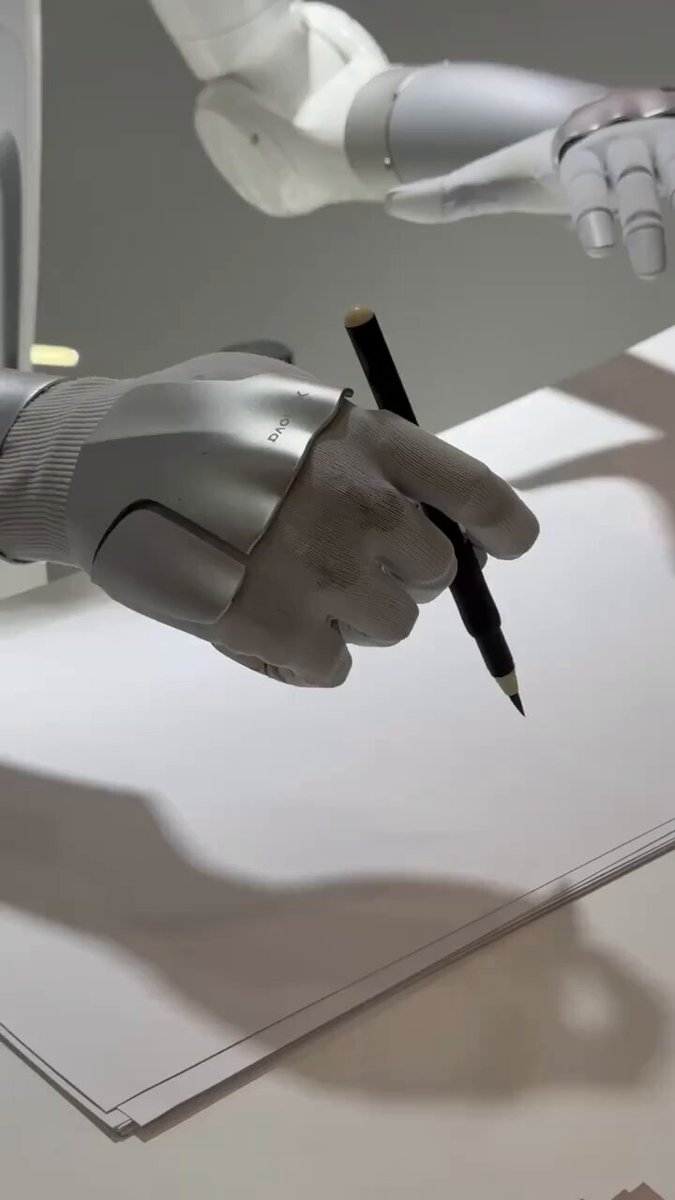 Xynova Humanoid Robot Learns to Write by Hand